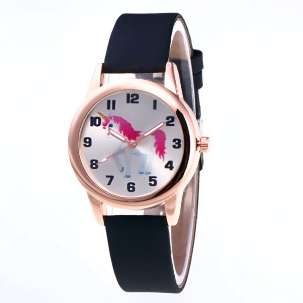 montre-licorne-cuir-noir-1a.jpg Une montre licorne avec un bracelet en cuir noir et un cadran rond avec un motif de licorne.