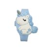 Une montre en silicone bleu avec un motif de licorne blanche et endormie. La licorne a une crinière et une queue roses.