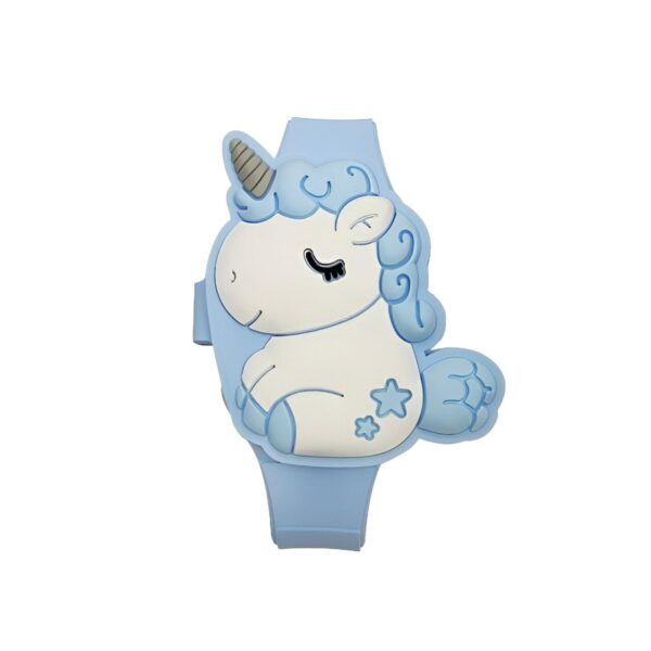 Une montre en silicone bleu avec un motif de licorne blanche et endormie. La licorne a une crinière et une queue roses.