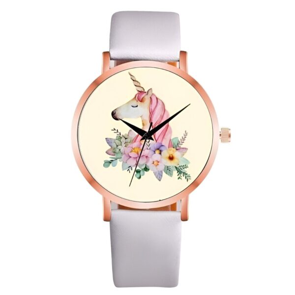 montre-licorne-elegance-argent-1a.jpg Une montre blanche avec un cadran rond et un bracelet en cuir blanc. Le cadran représente une licorne blanche avec une crinière et une queue roses. La licorne est entourée de fleurs roses, jaunes et bleues.