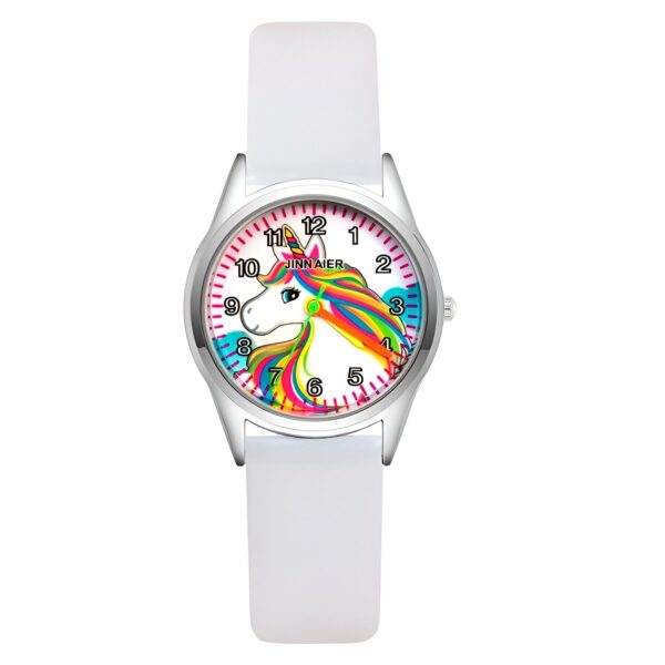montre-licorne-enfant-blanc-1a.jpg Une montre blanche avec un cadran rond et un bracelet en silicone blanc. Le cadran représente une licorne blanche avec une crinière et une queue arc-en-ciel.