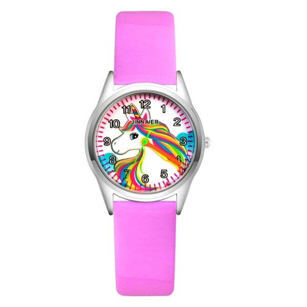 montre-licorne-enfant-rose-1a.jpg Une montre licorne rose avec un bracelet en silicone. Le cadran de la montre est blanc avec une image de licorne arc-en-ciel.