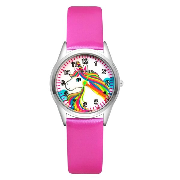 montre-licorne-enfant-rose-fonce-1a.jpg Une montre licorne rose avec un bracelet en cuir rose. Le cadran de la montre est blanc avec une image de licorne arc-en-ciel.