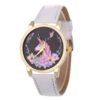 montre-licorne-femme-blanche-1a.jpg Une montre blanche avec un cadran rond noir. Sur le cadran, il y a une licorne blanche avec une crinière et une queue roses. La licorne est entourée de fleurs roses, vertes et bleues.