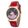montre-licorne-femme-rouge-1a.jpg Une montre licorne avec un bracelet en cuir rouge. Le cadran de la montre est noir avec une image de licorne et de fleurs.
