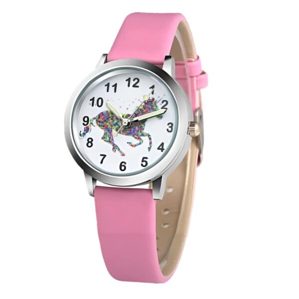 montre-licorne-fille-10-ans-etanche-1a.jpg Montre pour enfant avec un bracelet rose et un cadran blanc avec un dessin de deux licornes colorées à l'intérieur. Affichage analogique avec chiffres, aiguilles pour les heures, les minutes et les secondes., 45501127524607 | Licorne Shop