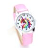 montre-licorne-fille-1a.jpg Une montre licorne rose avec un bracelet en cuir rose. Le cadran de la montre est blanc avec une image de licorne arc-en-ciel.