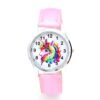 montre-licorne-fille-2a.jpg Une montre licorne rose avec un cadran blanc et un bracelet en cuir rose.