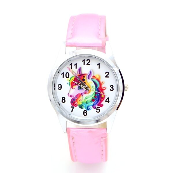 montre-licorne-fille-2a.jpg Une montre licorne rose avec un cadran blanc et un bracelet en cuir rose.