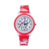 montre-licorne-fille-rouge-1a.jpg Une montre licorne rose avec un bracelet en silicone rouge. Le cadran de la montre est blanc avec des chiffres arabes noirs. Il y a une image de licorne sur le cadran.
