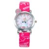 montre-licorne-fillette-rose-fonce-1a.jpg Une montre rose avec un bracelet en tissu à motif de sucette et de licorne. Le cadran de la montre est blanc avec un motif de licorne et l'heure est indiquée par des chiffres arabes.