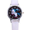 montre-licorne-garcon-blanc-1a.jpg Une montre blanche avec un cadran rond et un bracelet en cuir blanc. Le cadran représente une licorne blanche avec une crinière et une queue arc-en-ciel. La montre est également dotée d'un mouvement à quartz et d'une pile.