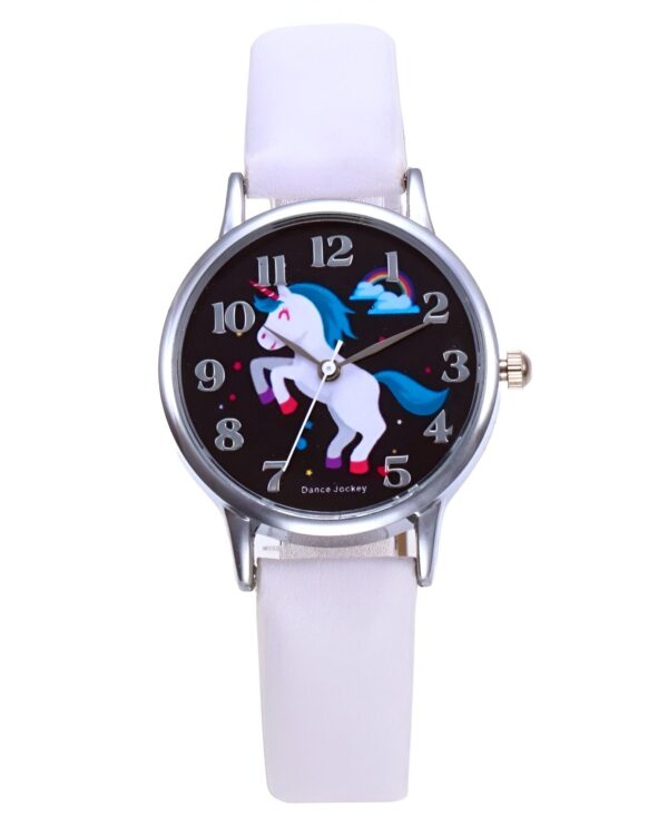 montre-licorne-garcon-blanc-1a.jpg Une montre blanche avec un cadran rond et un bracelet en cuir blanc. Le cadran représente une licorne blanche avec une crinière et une queue arc-en-ciel. La montre est également dotée d'un mouvement à quartz et d'une pile.