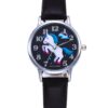 montre-licorne-garcon-noir-1a.jpg Une montre noire avec un cadran rond et un bracelet en cuir noir. Le cadran représente une licorne blanche avec une crinière et une queue arc-en-ciel. Il y a aussi des étoiles et des nuages sur le cadran. La montre est de la marque "Dance Jockey".