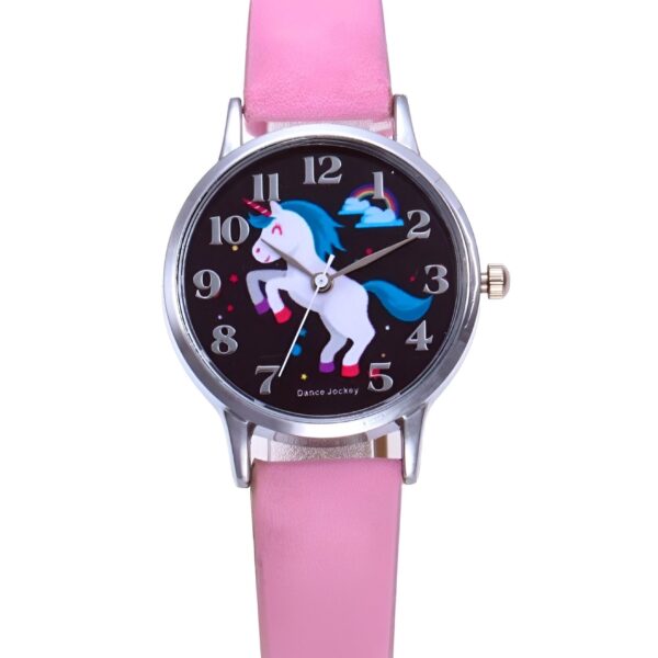 montre-licorne-garcon-rose-1a.jpg Une montre rose avec un cadran rond et un bracelet en cuir rose. Le cadran est décoré d'une licorne blanche avec une crinière et une queue arc-en-ciel. Il y a aussi des étoiles et des nuages sur le cadran. La montre est de la marque Dance Jockey.