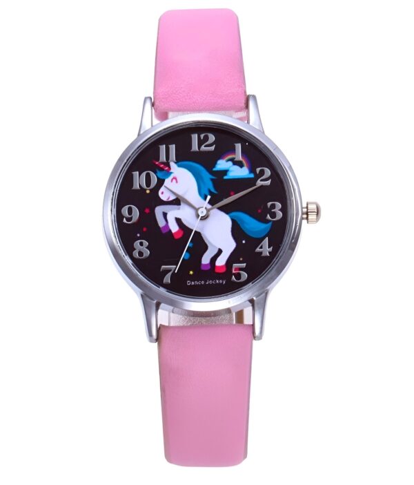 montre-licorne-garcon-rose-1a.jpg Une montre rose avec un cadran rond et un bracelet en cuir rose. Le cadran est décoré d'une licorne blanche avec une crinière et une queue arc-en-ciel. Il y a aussi des étoiles et des nuages sur le cadran. La montre est de la marque Dance Jockey.