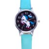 montre-licorne-garcon-turquoise-1a.jpg Une montre licorne avec un bracelet en cuir bleu. La montre a un cadran rond avec une image de licorne et un arc-en-ciel.