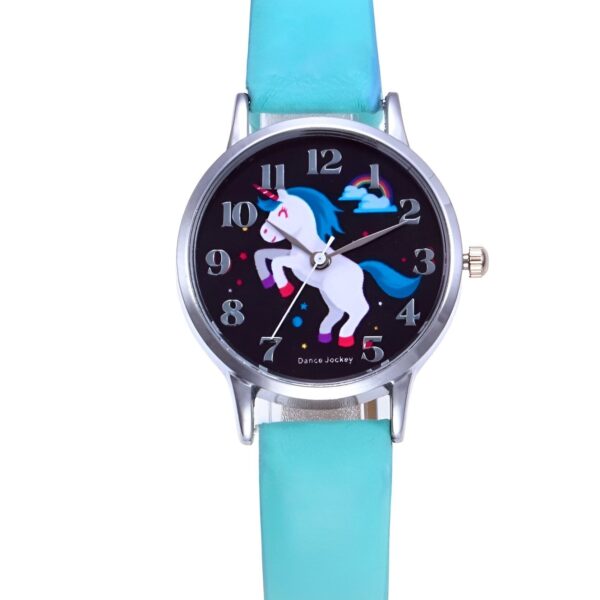 montre-licorne-garcon-turquoise-1a.jpg Une montre licorne avec un bracelet en cuir bleu. La montre a un cadran rond avec une image de licorne et un arc-en-ciel.