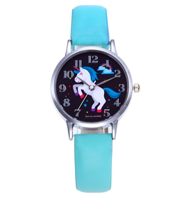 montre-licorne-garcon-turquoise-1a.jpg Une montre licorne avec un bracelet en cuir bleu. La montre a un cadran rond avec une image de licorne et un arc-en-ciel.