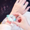 montre-licorne-kawaii-bleu-1a.jpg Une personne porte une montre Candycat bleue avec un cadran blanc et un bracelet en silicone. Le cadran de la montre est décoré d'un motif de licorne.