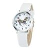 montre-licorne-magique-blanc-1a.jpg Une montre blanche avec un cadran rond et un bracelet en cuir blanc. Le cadran représente une licorne blanche avec une crinière et une queue arc-en-ciel.