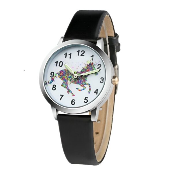 montre-licorne-magique-noir-1a.jpg Une montre noire avec un cadran rond et un bracelet en cuir noir. Le cadran de la montre est décoré d'une image d'une licorne blanche avec une crinière et une queue arc-en-ciel.