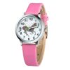 montre-licorne-magique-rose-1a.jpg Une montre licorne avec un bracelet en cuir rose. Le cadran de la montre est blanc avec des chiffres multicolores et une image de licorne.