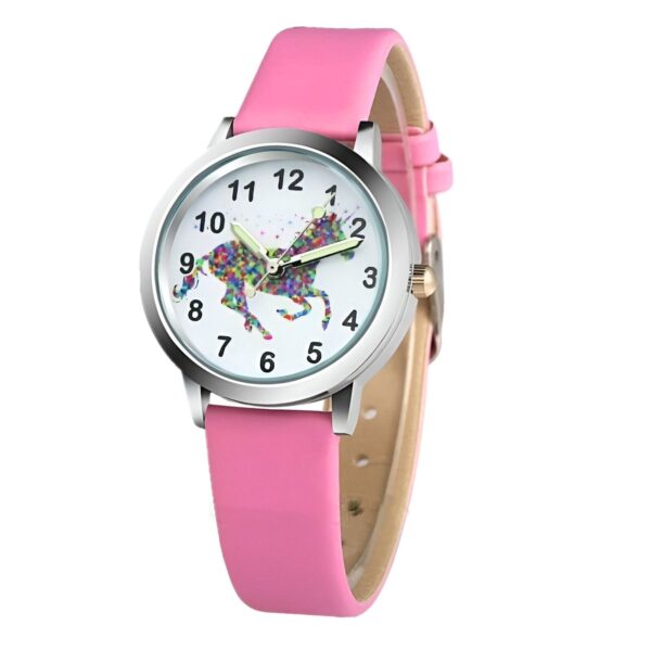 montre-licorne-magique-rose-1a.jpg Une montre licorne avec un bracelet en cuir rose. Le cadran de la montre est blanc avec des chiffres multicolores et une image de licorne.