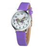 montre-licorne-magique-violet-1a.jpg Une montre licorne avec un bracelet en cuir violet. Le cadran de la montre est blanc avec une image de licorne arc-en-ciel.