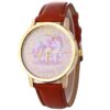 montre-licorne-marron-femme-1a.jpg Une montre marron avec un cadran rond et un bracelet en cuir marron. Le cadran de la montre est rose et comporte une image de licorne.