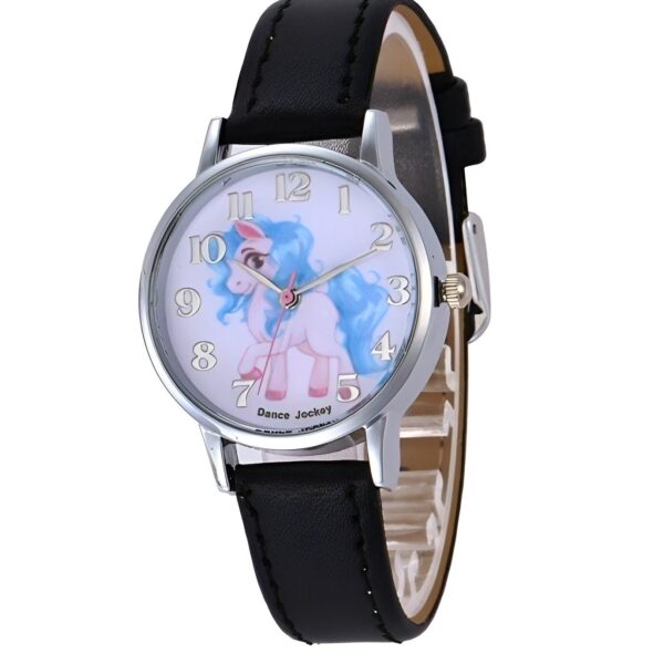 montre-licorne-noire-pour-fille-1a.jpg Une montre noire avec un cadran rond et un bracelet en cuir noir. Le cadran est blanc avec des chiffres bleus et un motif de licorne. La montre est de la marque "Dance Jockey".