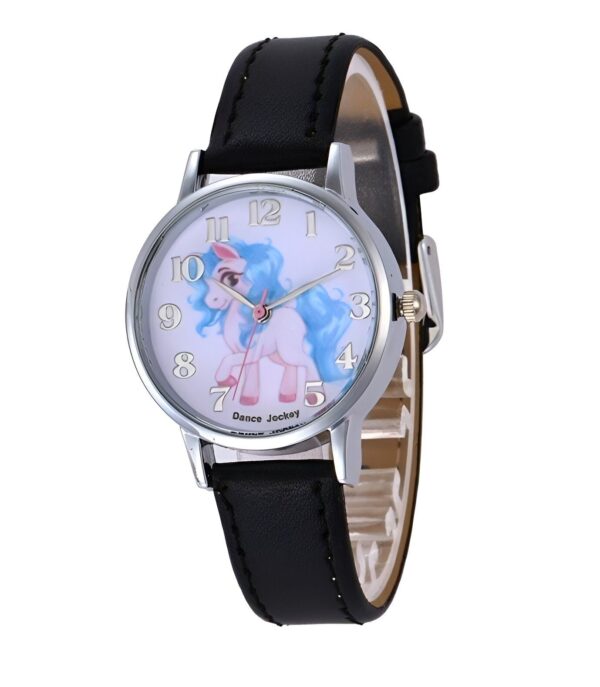 montre-licorne-noire-pour-fille-1a.jpg Une montre noire avec un cadran rond et un bracelet en cuir noir. Le cadran est blanc avec des chiffres bleus et un motif de licorne. La montre est de la marque "Dance Jockey".