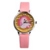 montre-licorne-petit-poney-rose-1a.jpg Une montre rose avec un cadran jaune et un bracelet en cuir rose. Sur le cadran, il y a une image d'une licorne blanche avec une crinière et une queue roses.