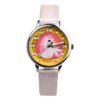 montre-licorne-petit-poney-silver-1a.jpg Une montre analogique à quartz rose et argent avec un bracelet en cuir rose. Le cadran de la montre est jaune avec une image de licorne blanche et rose.