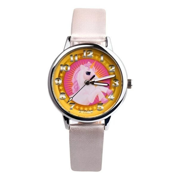 montre-licorne-petit-poney-silver-1a.jpg Une montre analogique à quartz rose et argent avec un bracelet en cuir rose. Le cadran de la montre est jaune avec une image de licorne blanche et rose.