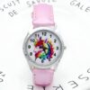 Montre pour enfant avec bracelet rose et cadran argenté. Un dessin de licorne multicolore orne le cadran. Idéal pour apprendre à lire l'heure avec un style magique., 45501321085183 | Licorne Shop