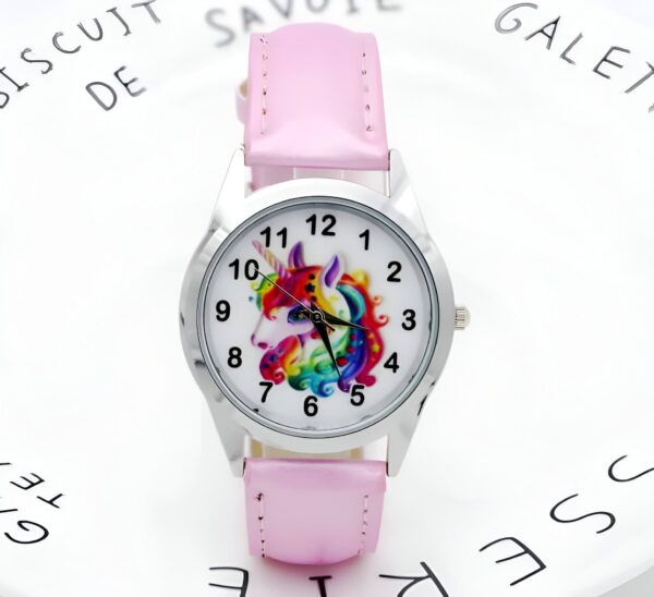 Montre pour enfant avec bracelet rose et cadran argenté. Un dessin de licorne multicolore orne le cadran. Idéal pour apprendre à lire l'heure avec un style magique., 45501321085183 | Licorne Shop