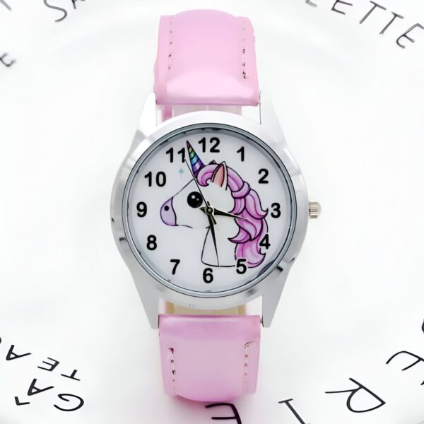 montre-licorne-rose-pour-enfant-1a.jpg Montre enfant rose avec cadran licorne. Montre à quartz pour fille avec bracelet en cuir rose. Illustration d'une licorne blanche avec crinière rose et corne colorée sur le cadran. Idée cadeau pour une jeune fille. Accessoire de mode pour enfant., 45501318856959 | Licorne Shop