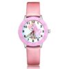 Montre pour enfant rose avec un bracelet rose texturé. Le cadran rond blanc présente un dessin de licorne rose et blanche. Les chiffres sont bien visibles autour du cadran rose., 45502372249855 | Licorne Shop