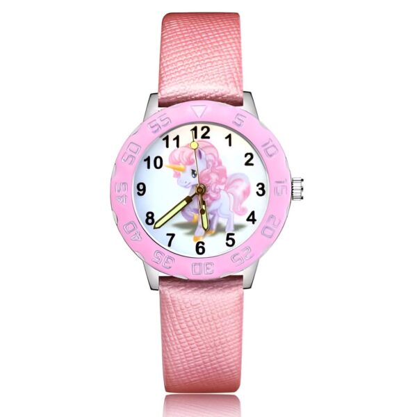 Montre pour enfant rose avec un bracelet rose texturé. Le cadran rond blanc présente un dessin de licorne rose et blanche. Les chiffres sont bien visibles autour du cadran rose., 45502372249855 | Licorne Shop