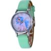montre-licorne-verte-pour-fille-1a.jpg Une montre verte avec un cadran rond et un bracelet en cuir vert. Le cadran représente une licorne blanche avec une crinière et une queue bleues. La montre est de la marque "Dance Jockey".