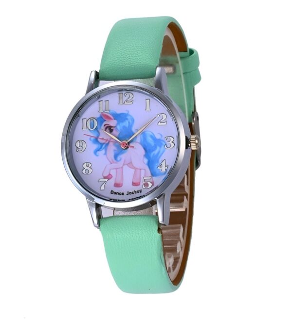 montre-licorne-verte-pour-fille-1a.jpg Une montre verte avec un cadran rond et un bracelet en cuir vert. Le cadran représente une licorne blanche avec une crinière et une queue bleues. La montre est de la marque "Dance Jockey".