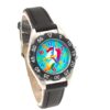montre-pedagogique-licorne-noir-1a.jpg Une montre analogique à quartz avec un bracelet en cuir noir. Le cadran de la montre est bleu avec une image de licorne.