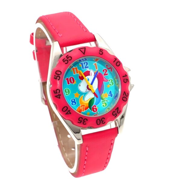 Une montre licorne rose avec un bracelet en cuir rose. Le cadran de la montre est blanc avec une image de licorne.
