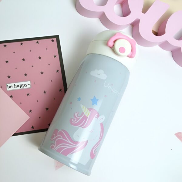 mug-isotherme-licorne-vert-1a.jpg Une bouteille isotherme en acier inoxydable avec un motif de licorne. La bouteille est de couleur rose et bleue avec un bouchon blanc. Il y a une paille rose pour boire. La bouteille est décorée de nuages et d'étoiles.