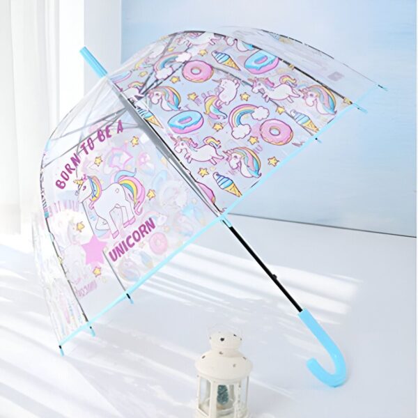 parapluie-licorne-elodie-transparent-pour-enfant-1a.jpg Parapluie transparent pour enfants avec motifs de licornes, donuts et arcs-en-ciel, manche bleu pastel. Accessoire de mode ludique pour les jours de pluie. "Born to be a Unicorn" écrit sur la toile., 45501178577151 | Licorne Shop