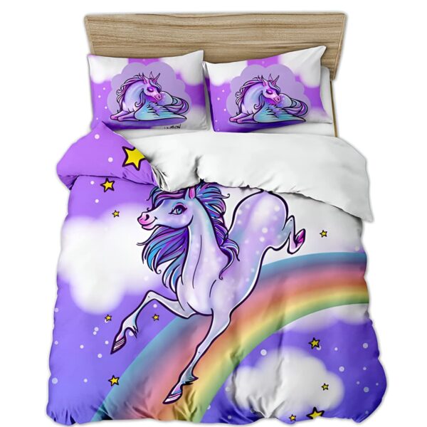 parure-de-lit-enfant-licorne-taille-jumeau-1a.jpg Ensemble de literie avec motif d'unicorne. L'ensemble comprend une housse de couette violette et blanche avec un grand unicorne sur un arc-en-ciel, ainsi que deux taies d'oreiller avec des licornes reposant sur des nuages., 45501138010367,45501138043135,45501138075903,45501138108671,45501138141439,45501138174207,45501138206975,45501138239743,45501138272511,45501138305279,45501138338047,45501138403583,45501138436351 | Licorne Shop