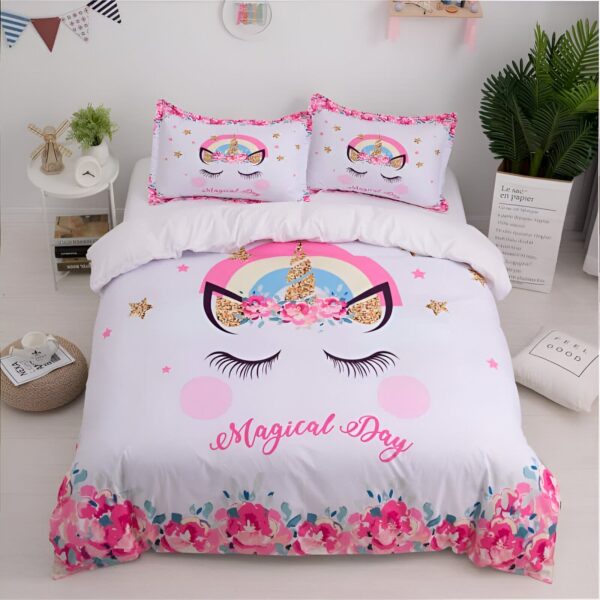 parure-de-lit-licorne-king-size-pour-fille-1a.jpg Image d'une chambre à coucher décorée avec une parure de lit licorne. La couette blanche est ornée d'un motif de licorne avec des fleurs et l'inscription "Magical Day". Deux oreillers assortis complètent l'ensemble. Une ambiance douce et féérique pour une chambre d'enfant., 45501083222271,45501083255039,45501083287807,45501083320575,45501083353343,45501083386111,45501083418879,45501083451647,45501083484415,45501083517183,45501083549951,45501083582719,45501083615487 | Licorne Shop