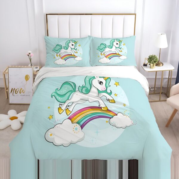 parure-de-lit-licorne-verte-2-taies-d-oreiller-1a.jpg Une chambre d'enfant avec une couette à l'effigie d'une licorne verte sautant sur un arc-en-ciel. La couette est posée sur un lit avec des draps blancs. Il y a des nuages blancs et des étoiles jaunes sur la couette. La chambre est décorée d'une guirlande de fanions colorés et d'un tapis en forme de nuage.