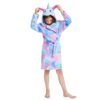 peignoir-de-bain-licorne-fille-1a-1.jpg Une jeune fille porte une robe de chambre licorne. La robe de chambre est rose et bleue avec une capuche licorne. La fille a les cheveux bruns et les yeux bleus. Elle est pieds nus et se tient debout sur un fond blanc.